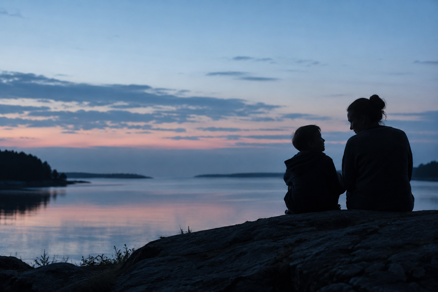Ett barn och en vuxen i ett tryggt samtal i skymningen